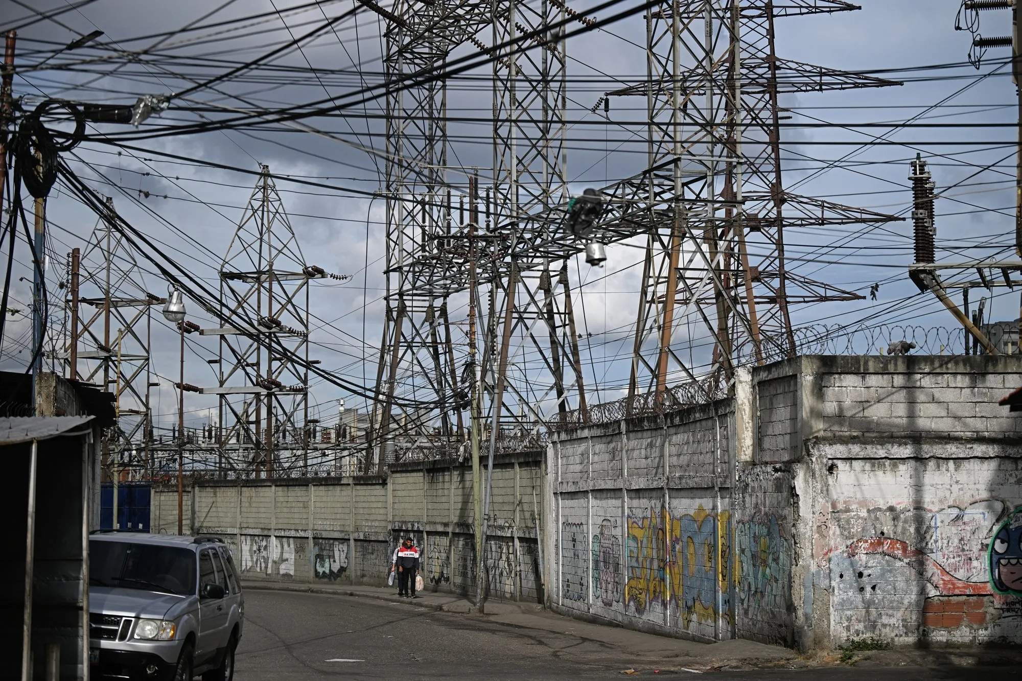 ¿Por qué siguen los apagones? Experto reveló el déficit que arrastra el sistema eléctrico venezolano