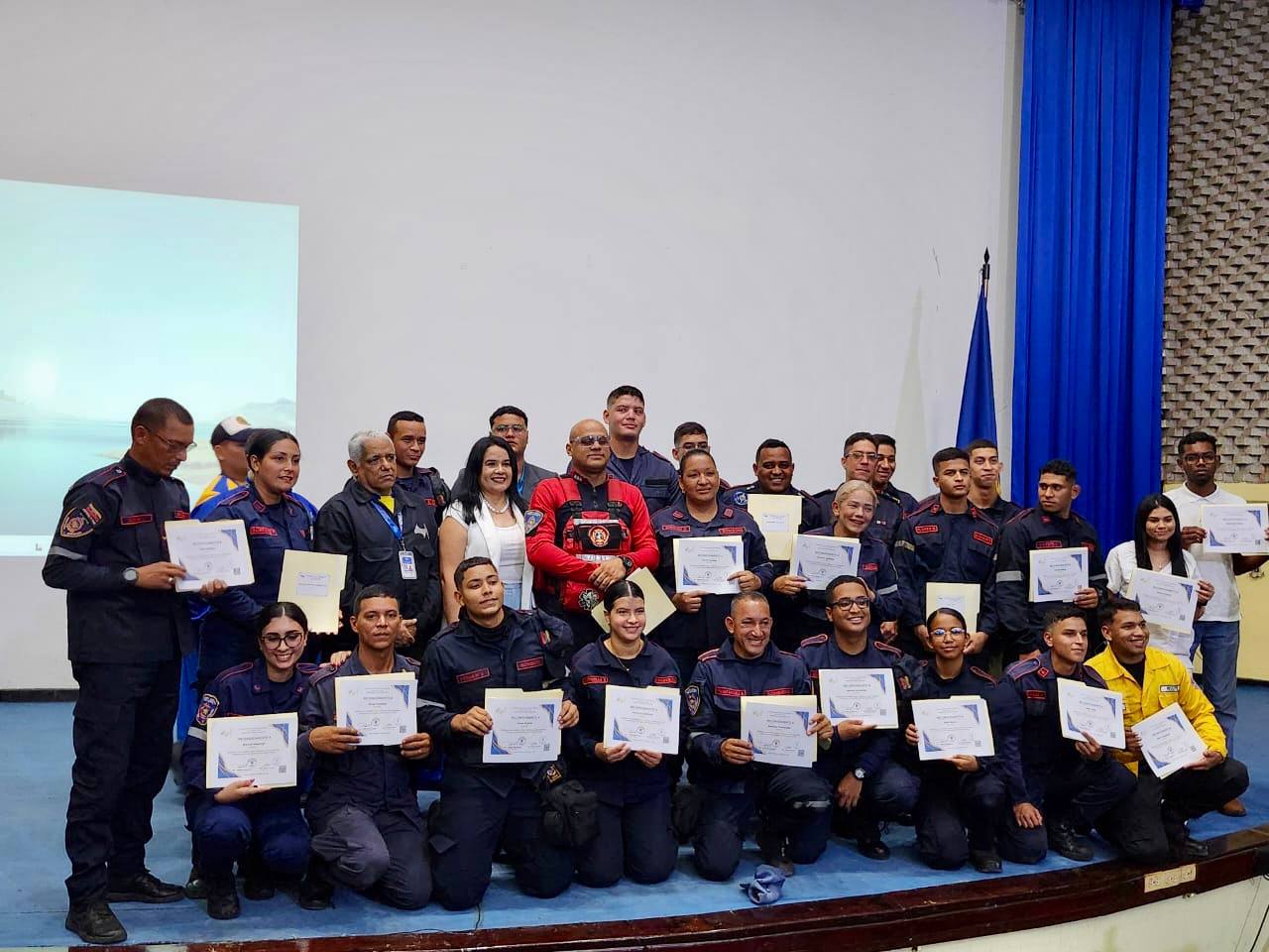 Reconocen labor heroica de bomberos de Unexpo tras despliegue de rescate en Caracas y La Guaira