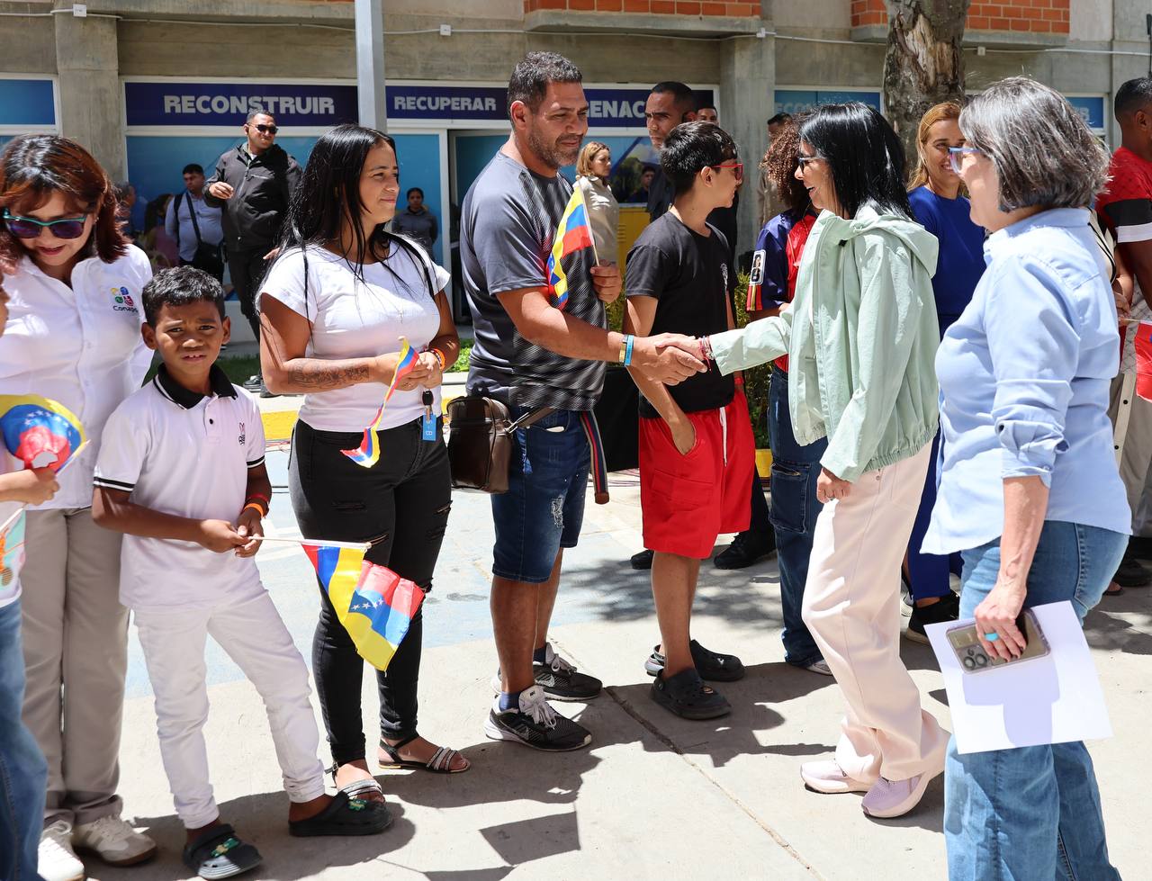 Delcy celebró la entrega de 87 viviendas mientras miles siguen sin techo
