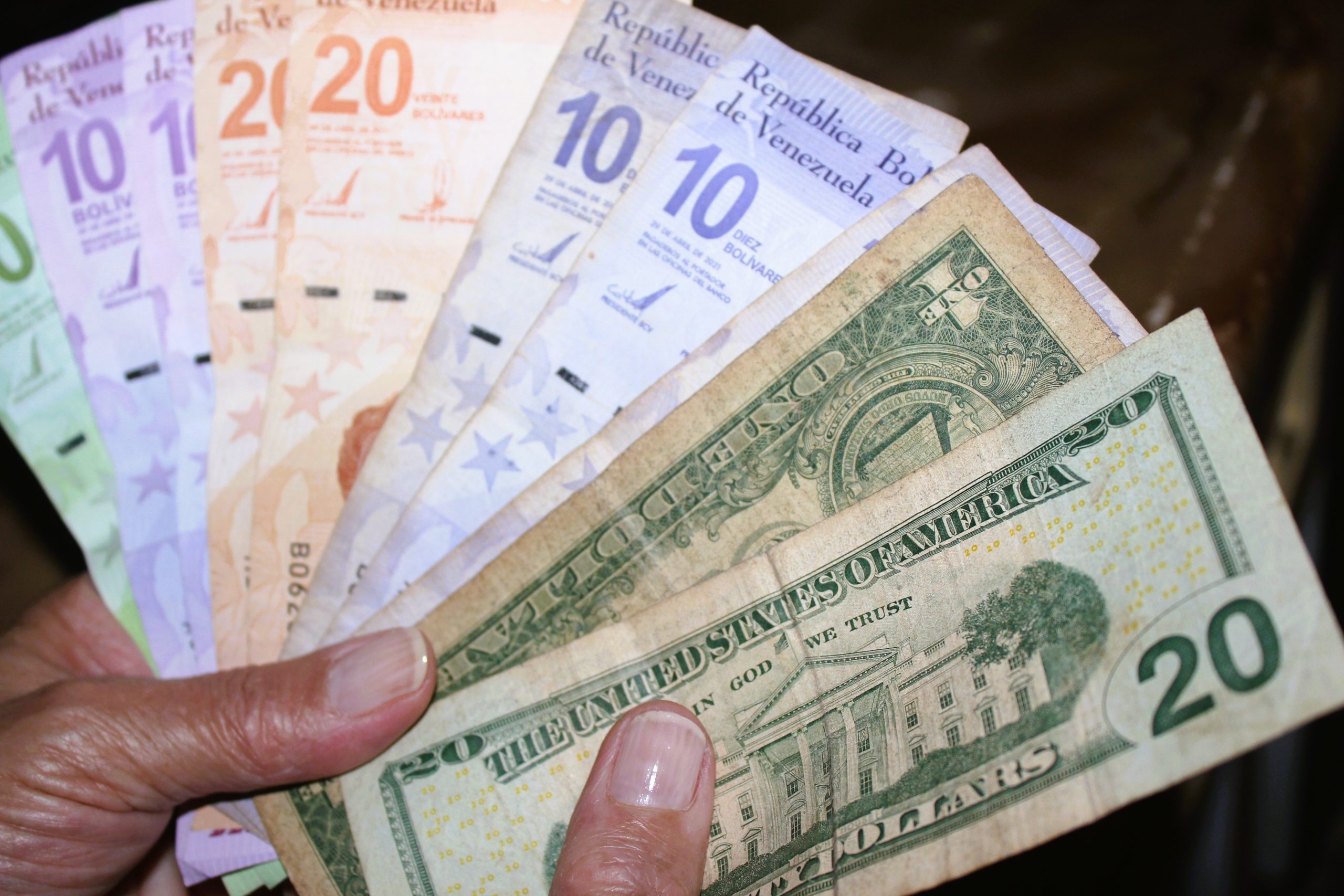 Dólar BCV mantuvo su escalada y el euro sorprendió con una caída