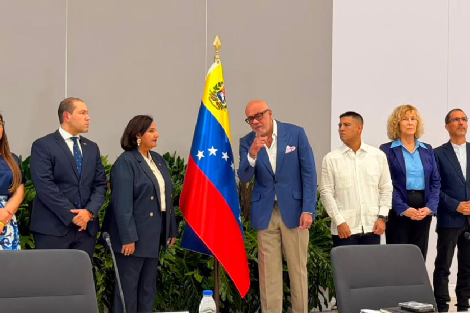 Fotos | Chavismo y AN 2015 instalan mesa de diálogo y se reúnen a puerta cerrada | TalCual