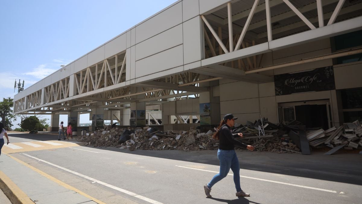 Régimen de Venezuela inicia la instalación de terminales temporales en aeropuerto de Maiquetía para vuelos comerciales tras los terremotos | NTN24.COM