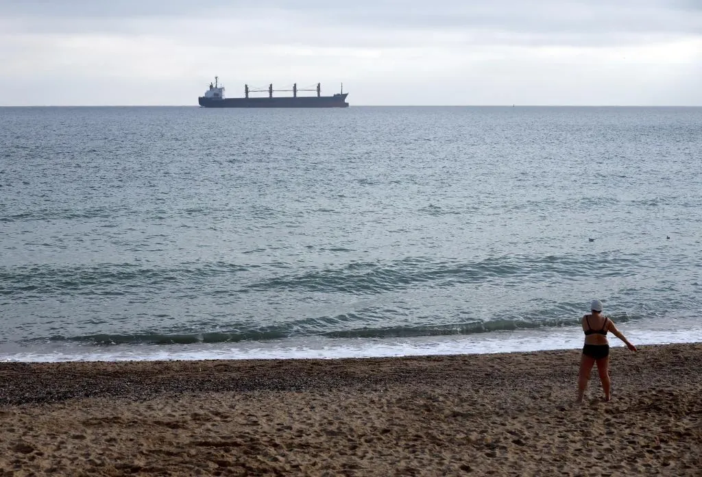 Rusia intensifica la presión sobre las exportaciones ucranianas al atacar un carguero en el mar Negro