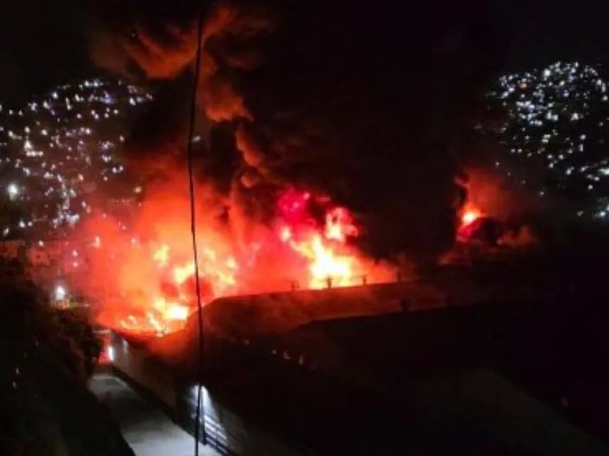 Voraz incendio en la zona industrial de El Llanito afectó varios galpones al este de Caracas (+Video)