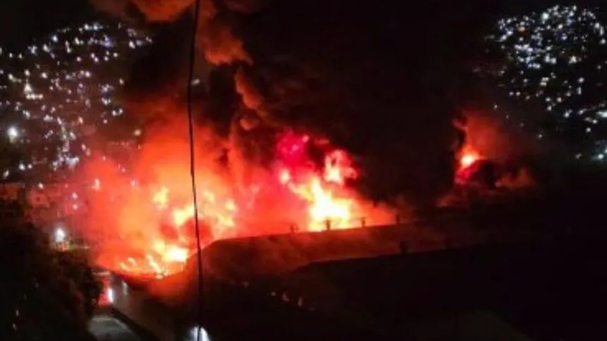 (+Video) Fuerte incendio afectó galpón industrial en El Llanito