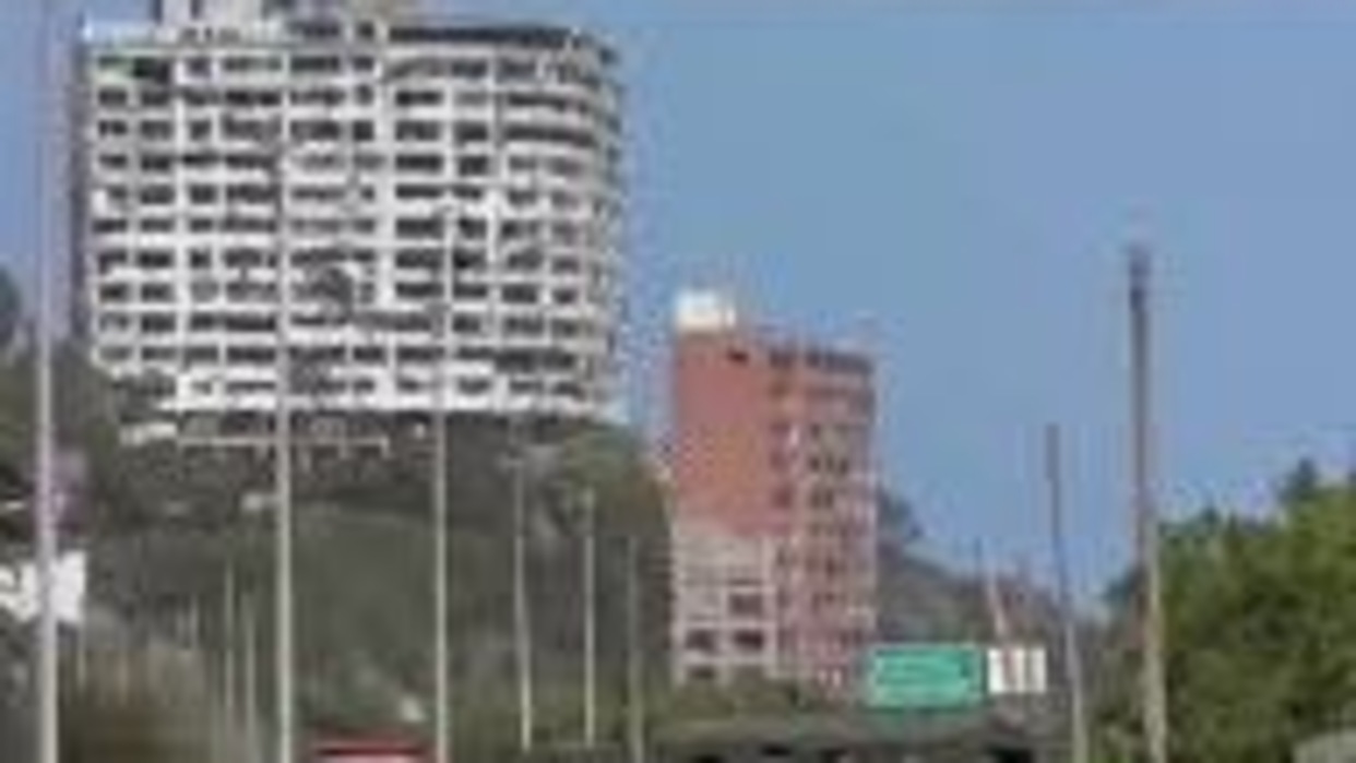 (+Video) Demuelen en La Guaira primer edificio residencial privado por daños en doble sismo del pasado 24 de junio