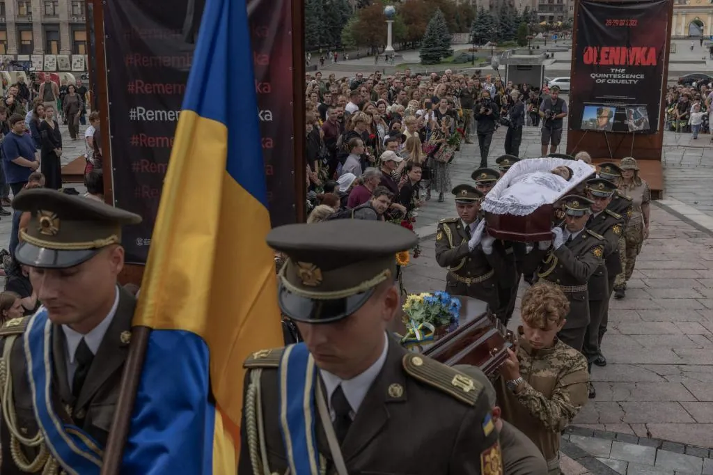 Miles de ucranianos despiden al “recolector de almas”, el hombre que murió recuperando los restos mortales de víctimas de la guerra