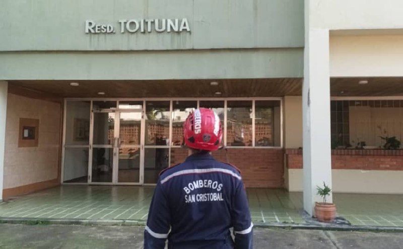Bomberos realizan evaluación de riesgo en estructuras de San Cristóbal luego del sismo en Colombia