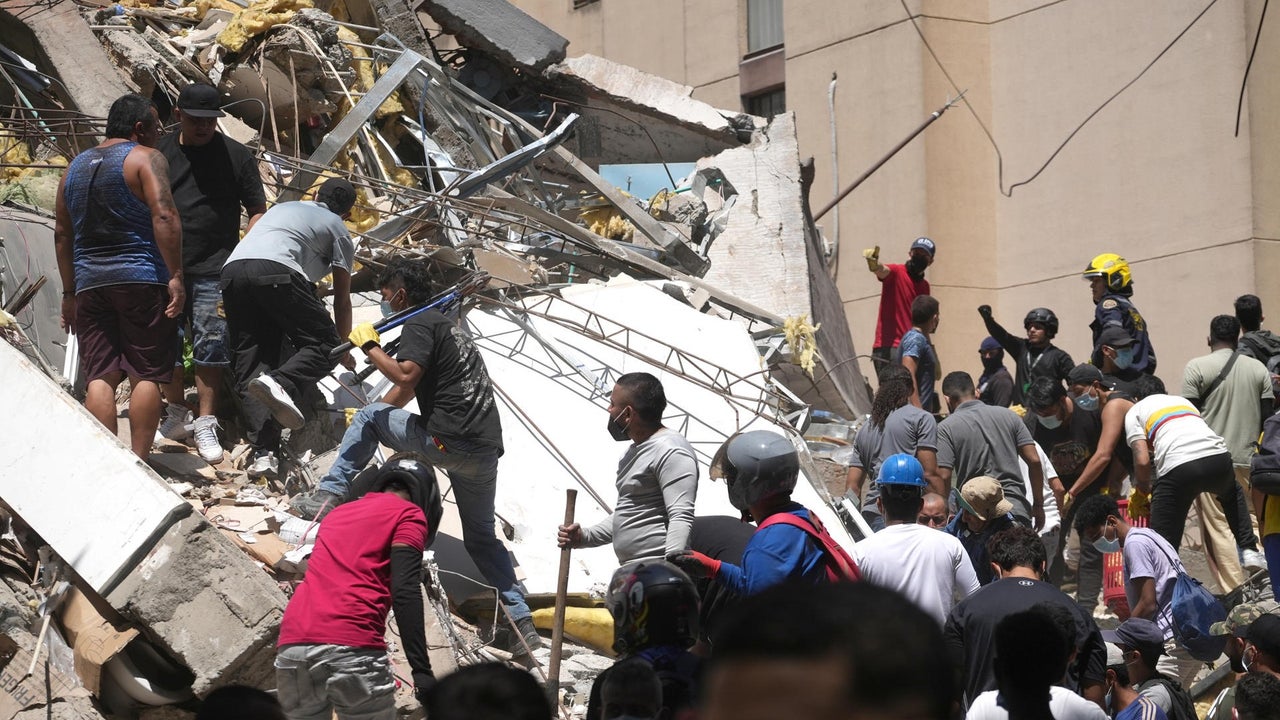 Primer rescate en Colombia tras el fuerte terremoto: una mujer fue sacada de los escombros | NTN24.COM