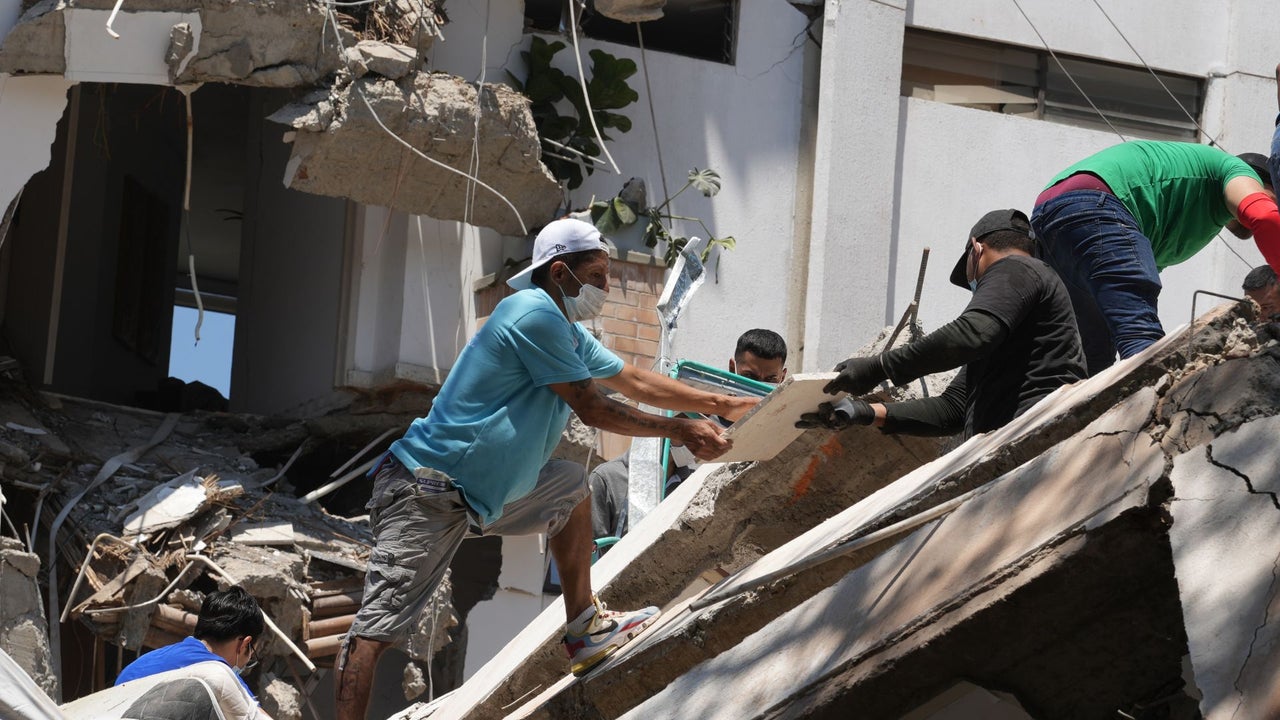 Horas cruciales: difunden imágenes de los primeros rescates de personas que estaban atrapadas bajo los escombros tras terremoto en Colombia | NTN24.COM