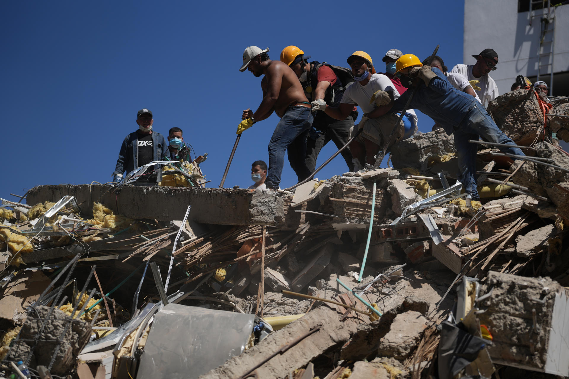 Cinco pelotones del Ejército entraron en acción tras el terremoto que golpeó al occidente de Colombia