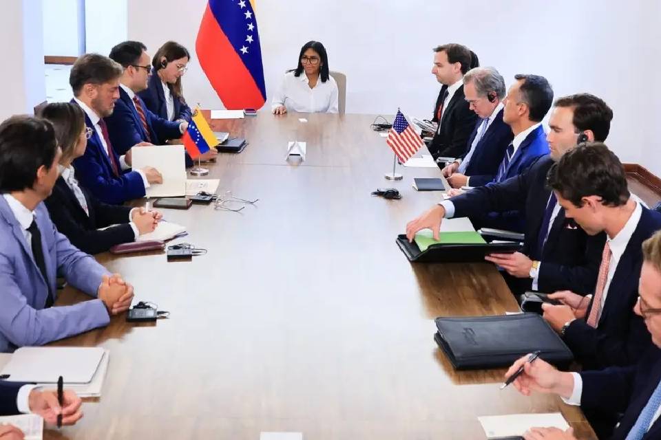 Delegación de EEUU se reúne con Delcy Rodríguez para abordar recuperación económica