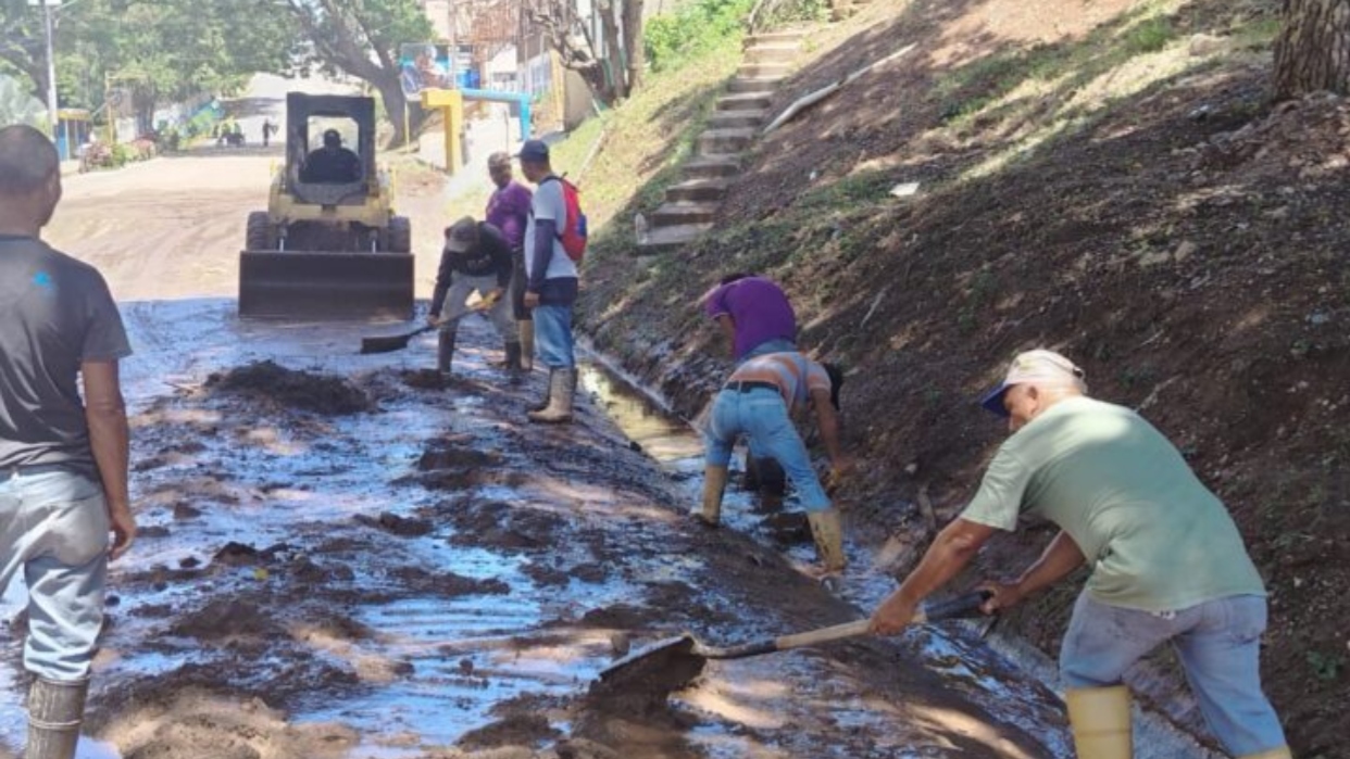 Activan operativo de saneamiento y despeje de escombros en Las Tejerías luego de las intensas lluvias