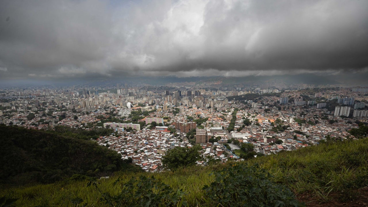 Fuertes lluvias causaron estragos en Caracas y los Altos Mirandinos | NTN24.COM