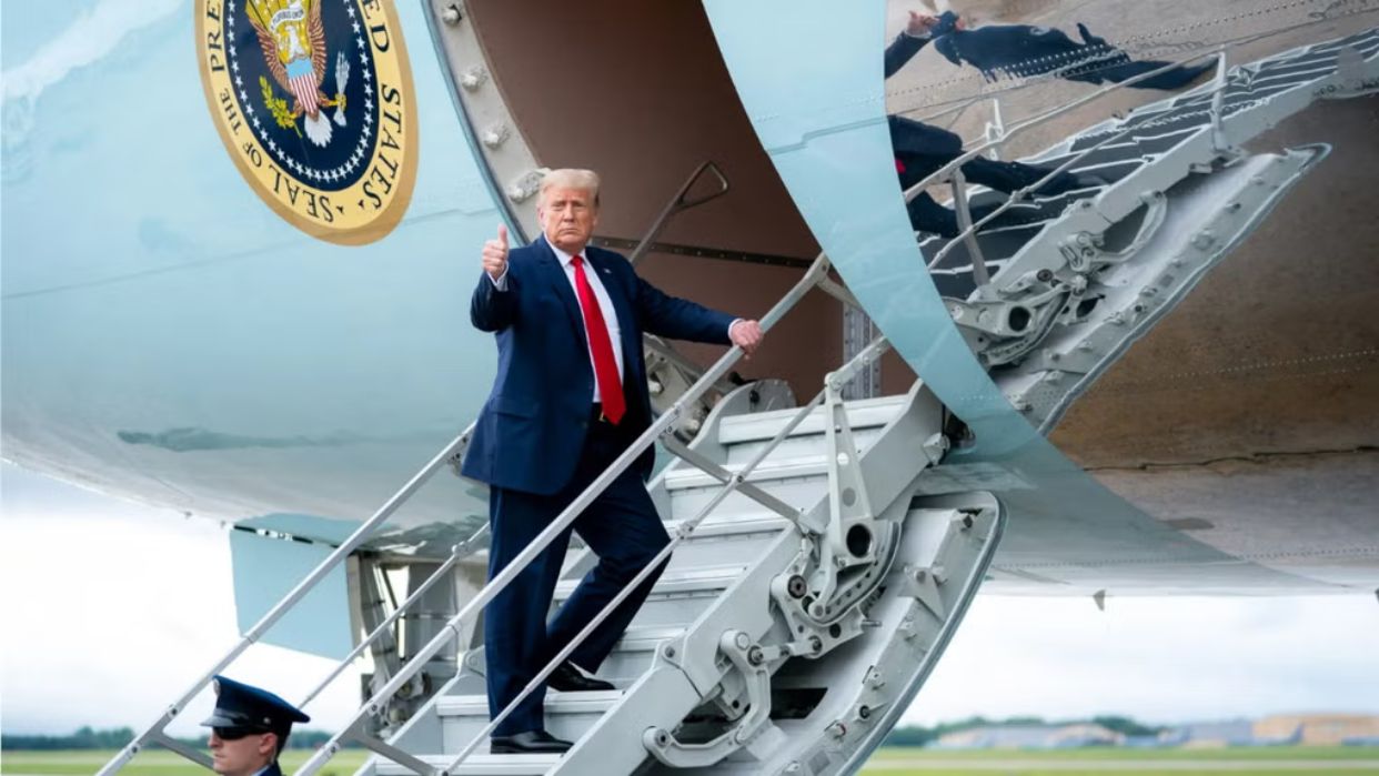 Funcionarios de EEUU informaron que Trump tuvo que salir en secreto de Turquía en un jet militar por amenazas de Irán
