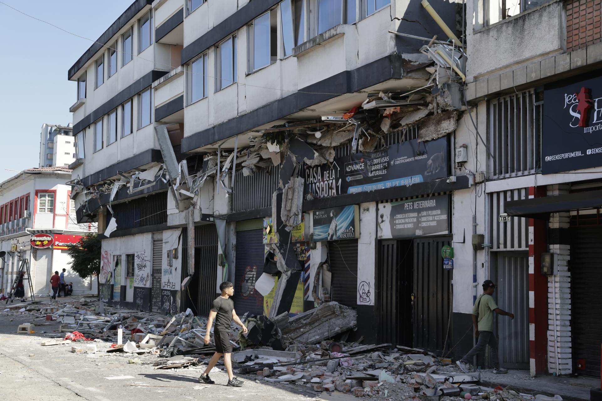 Colombianos buscan a desaparecidos por el terremoto con ayuda de medios y redes sociales