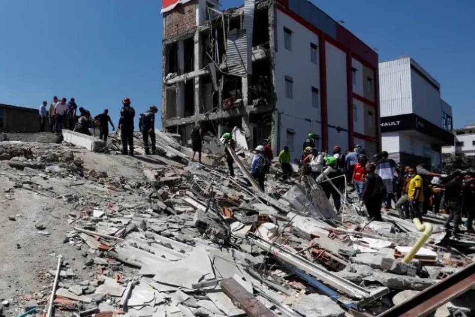 Al menos 240 personas murieron en cuatro regiones de Colombia por el terremoto | TalCual