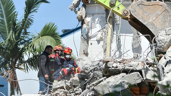 Rescatan con vida a una mujer que permaneció más de un día bajo los escombros en Colombia (+Video)
