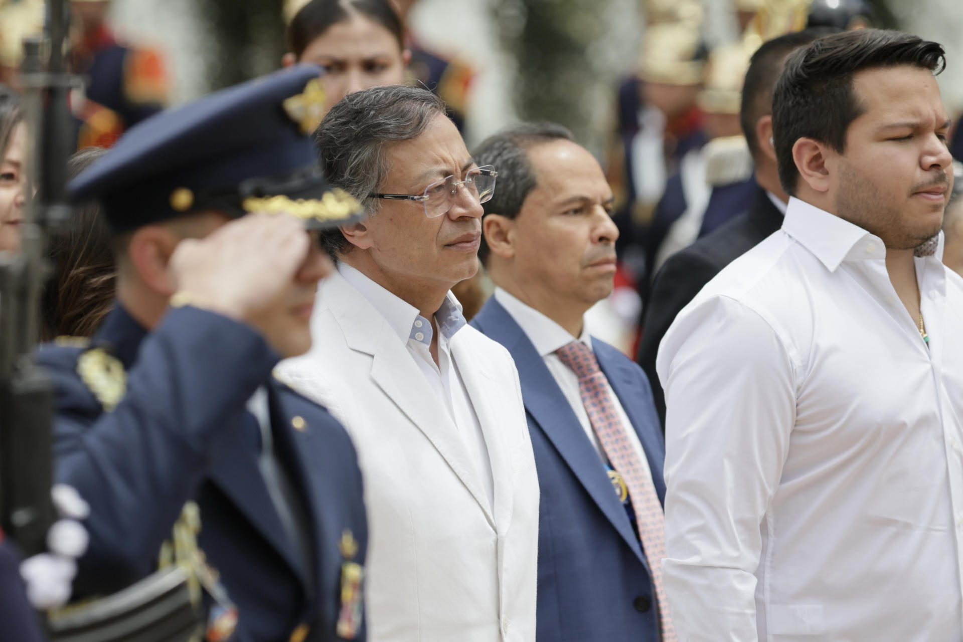 Petro apenas dejó el poder y ya pidió al Senado un permiso para salir de Colombia
