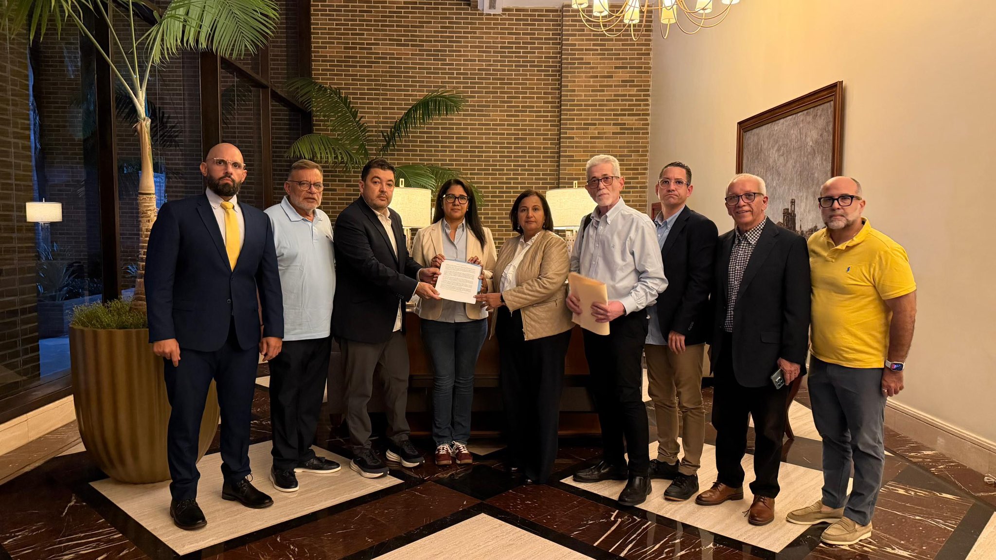 Dinorah Figuera recibe petitorio de ex presos políticos para el diálogo