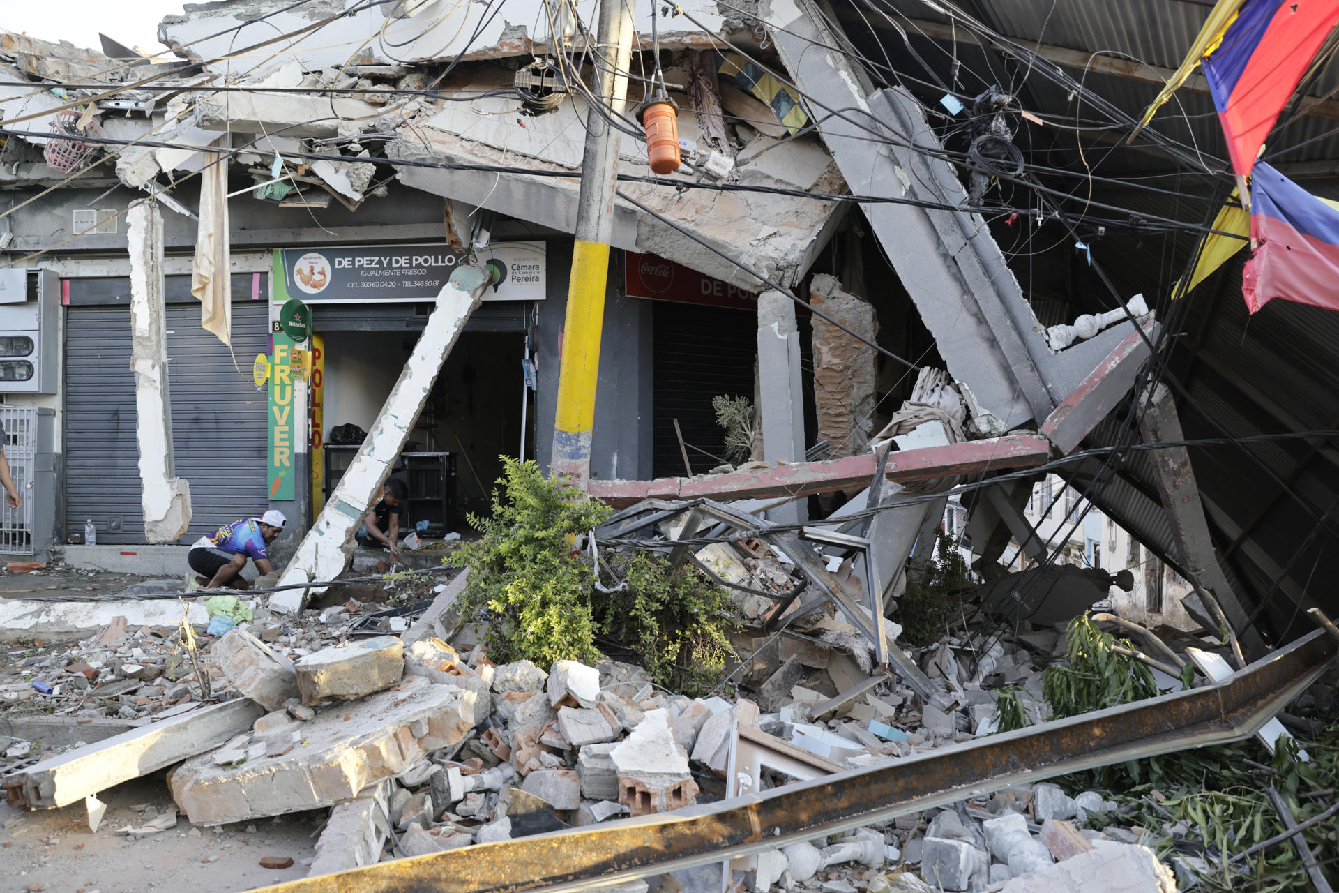 El terremoto cambió el panorama y Colombia comenzó a coordinar una lluvia de ayuda internacional