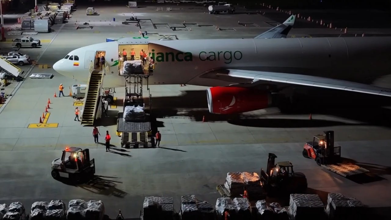 Nayib Bukele revela imágenes de gigantesco avión cargado con ayuda que partió desde El Salvador a Colombia | NTN24.COM