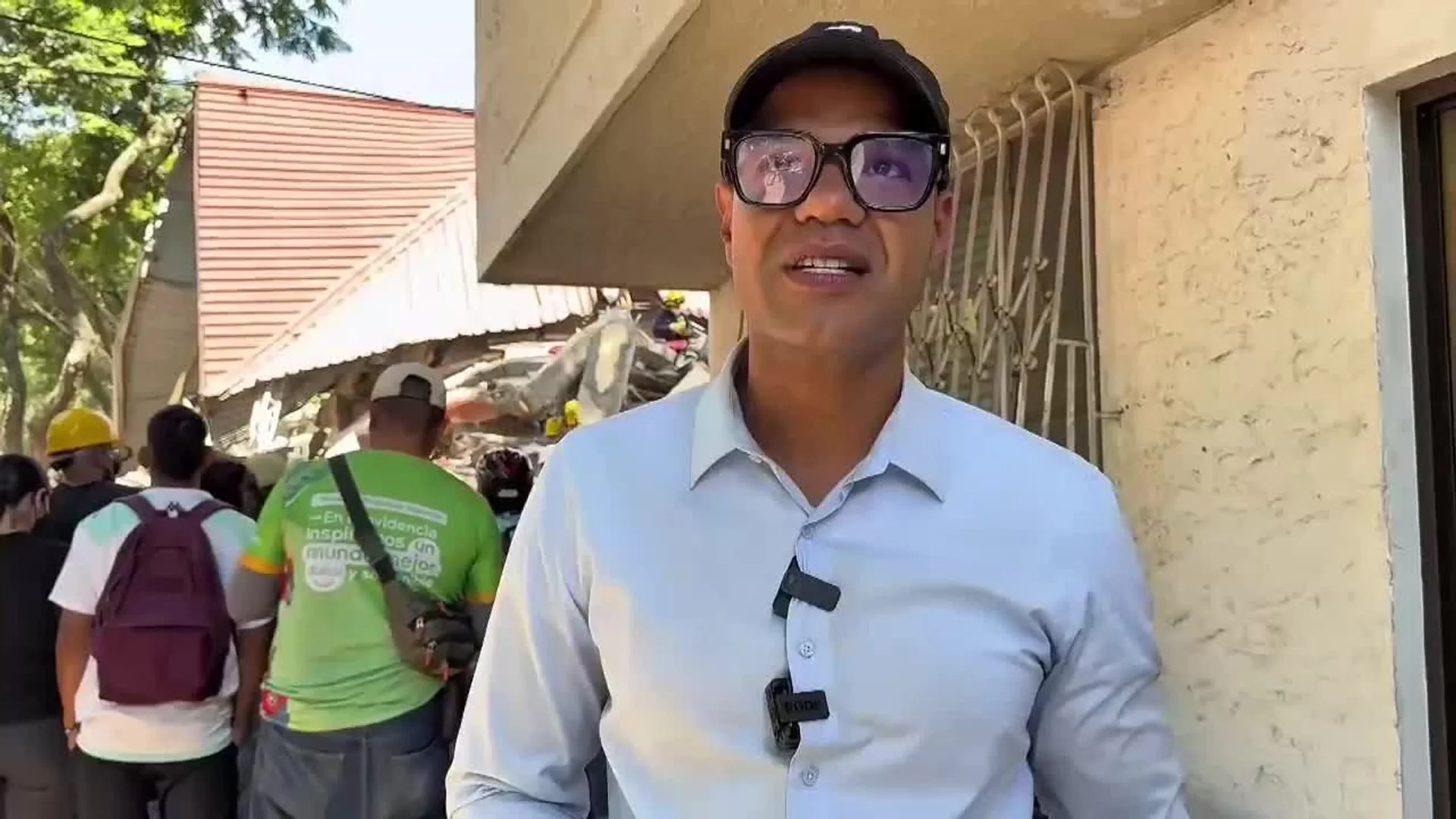 Periodista colombiano busca a su familia entre los escombros de un edificio colapsado tras el terremoto