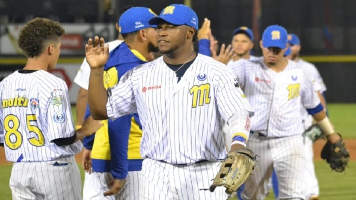 ¡Negociación entre Eternos Rivales! Magallanes y Leones pactan mega cambio de cuatro lanzadores