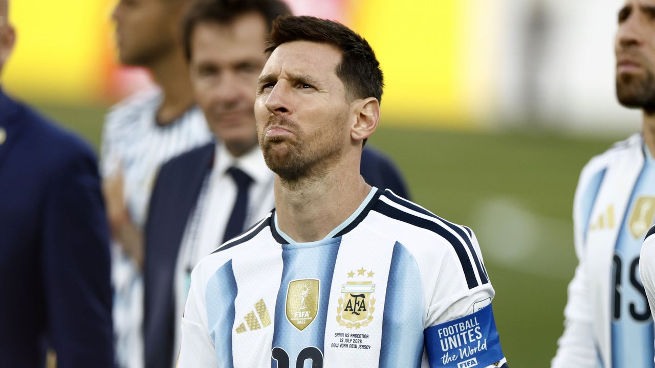 “No sé cómo seguir; ahora tengo bastantes dudas de que vaya a seguir”: Messi pone en duda su futuro en el fútbol en carta dedicada a su fallecido padre | NTN24.COM