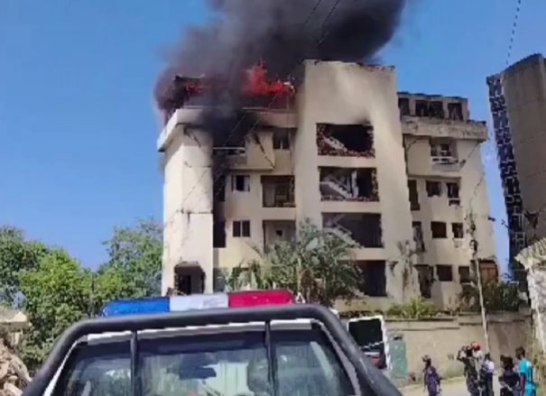 Autoridades controlaron incendio en penthouse de edificio afectado por el terremoto en La Guaira