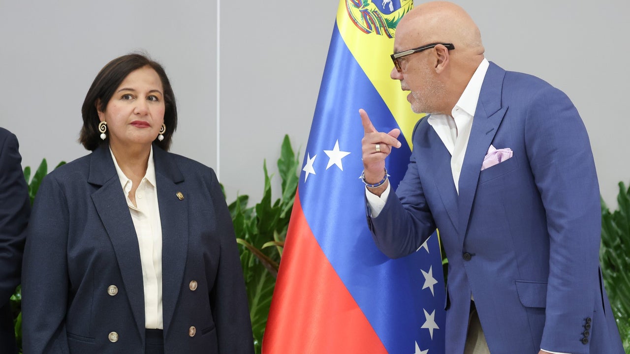 Primer ciclo de conversaciones entre el régimen y la AN 2015 no priorizó la reestructuración del CNE ni las elecciones en Venezuela | NTN24.COM