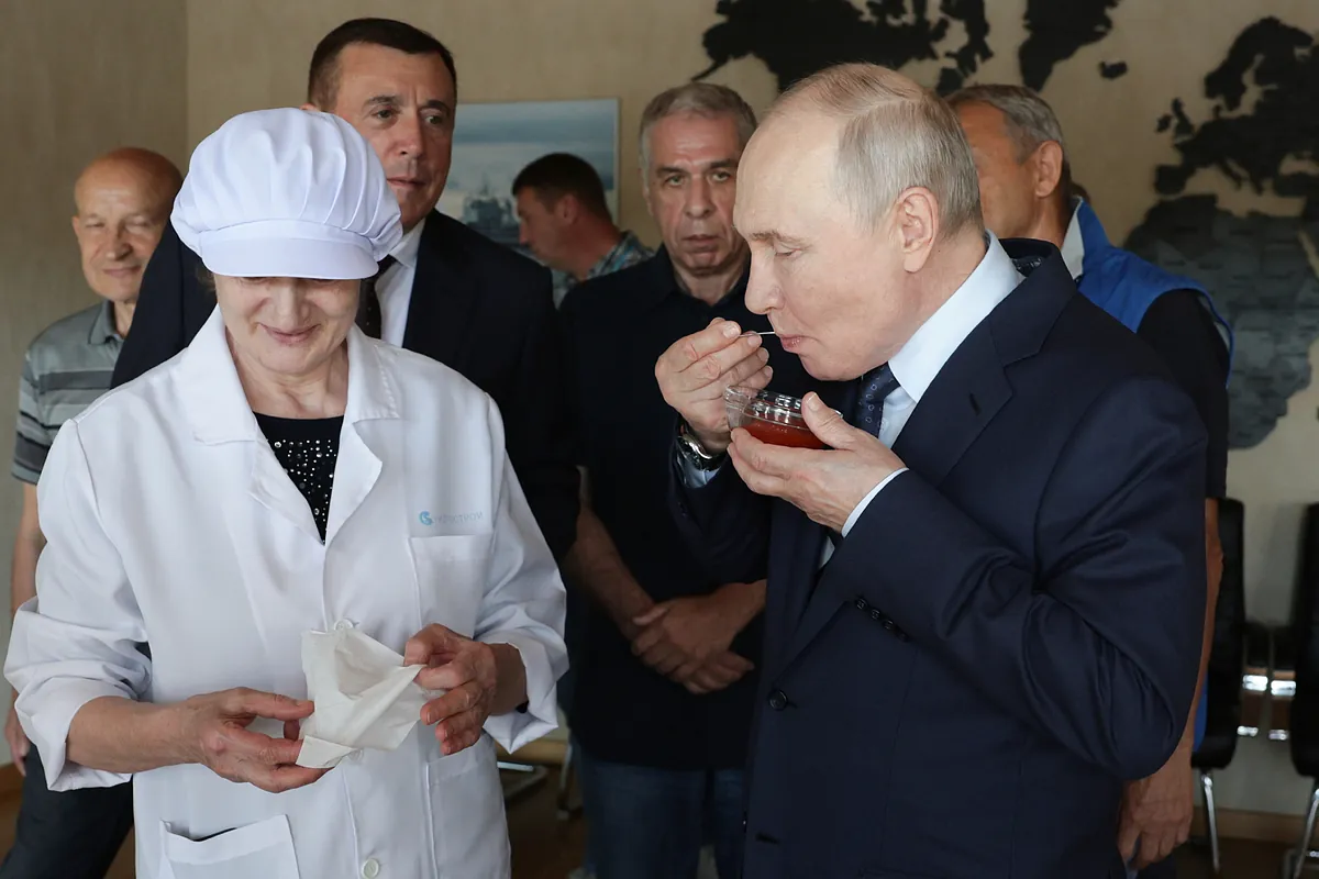 Putin come huevas de pescado en la isla que enfrenta a Rusia y Japón desde la Segunda Guerra Mundial