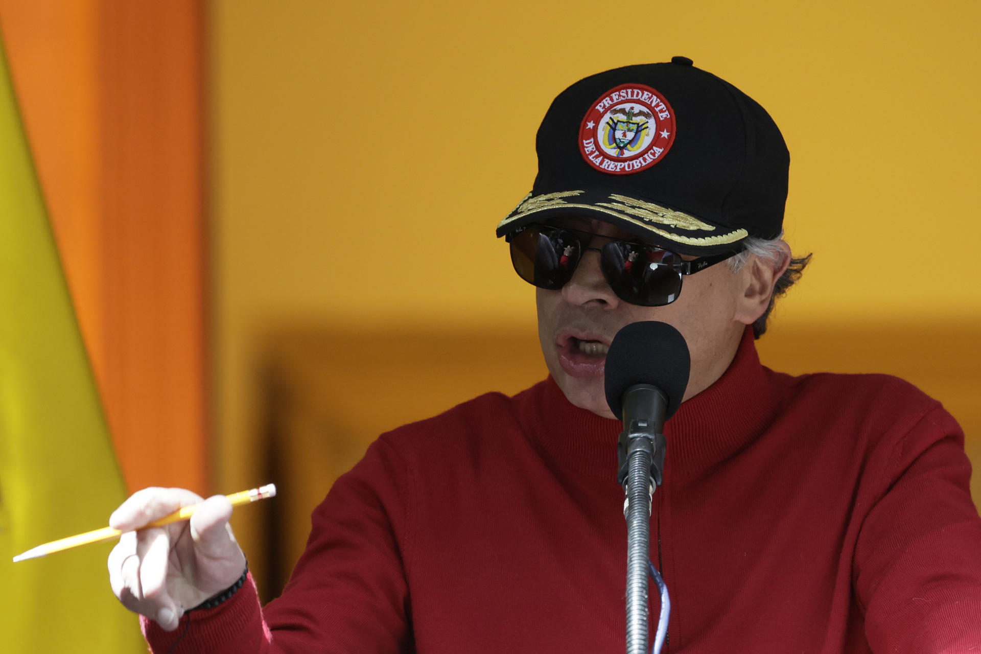 El Senado colombiano autoriza al expresidente Petro a salir del país por un año