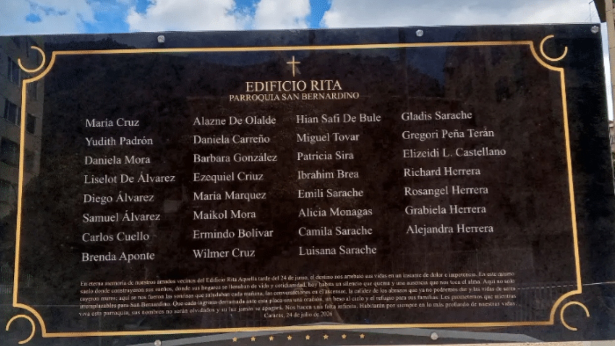 Instalan placa en memoria de víctimas del colapso del edificio Rita en Caracas