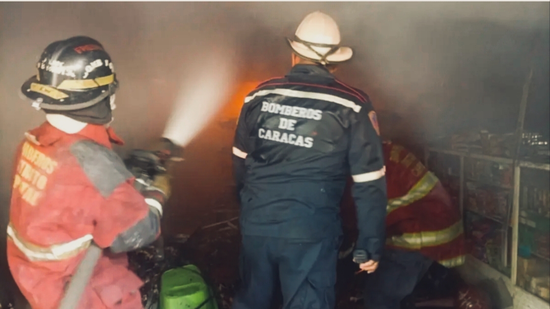 Rápida intervención de los Bomberos de Caracas frena incendio en Los Símbolos