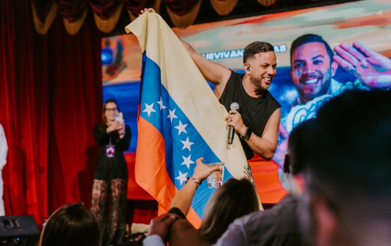 “Como en los 2000”: el espectáculo de Orleans Music que transforma la nostalgia en comedia musical
