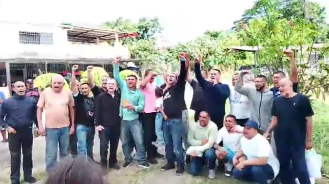Tras ser excarcelados, 25 expresos políticos del caso “Plaza Venezuela” exigieron justicia frente a El Rodeo I (VIDEOS)