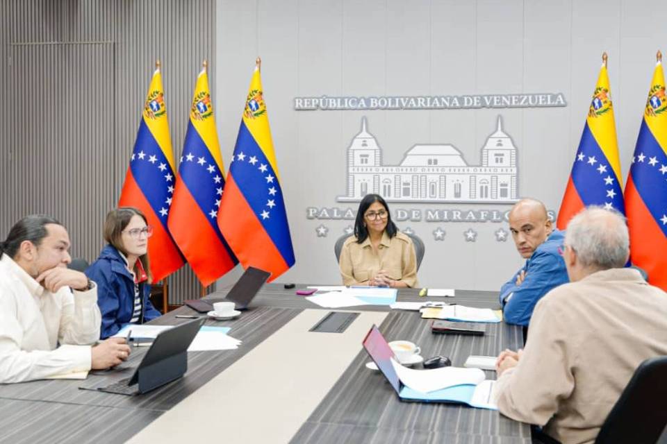 Delcy Rodríguez evalúa plan de reingeniería del Estado