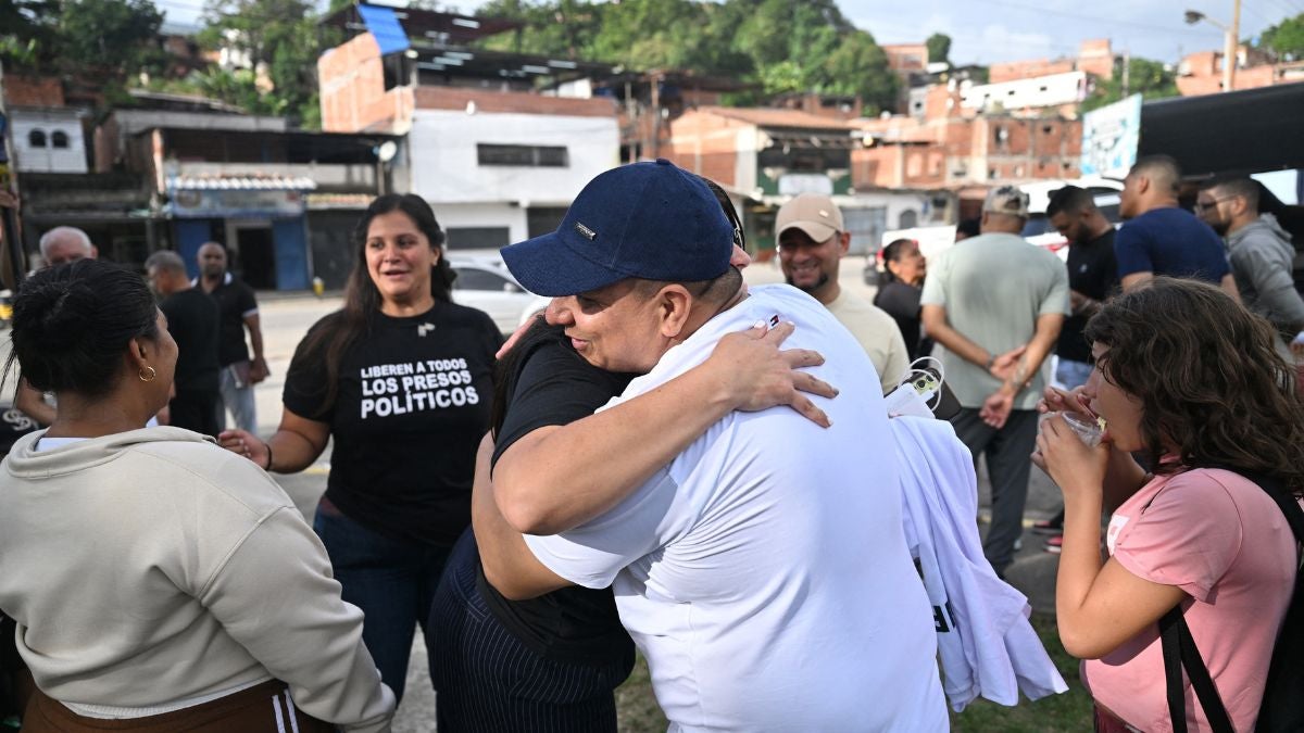 Crudos relatos de presos políticos tras ser excarcelados en Venezuela: “Duré dos meses esposado, desnudo, en un cuarto de 2×3” | NTN24.COM