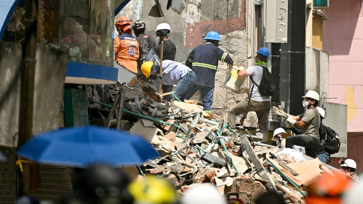 La razón por la que un grupo de rescatistas mexicanos no pudo entrar a Colombia tras el terremoto | NTN24.COM