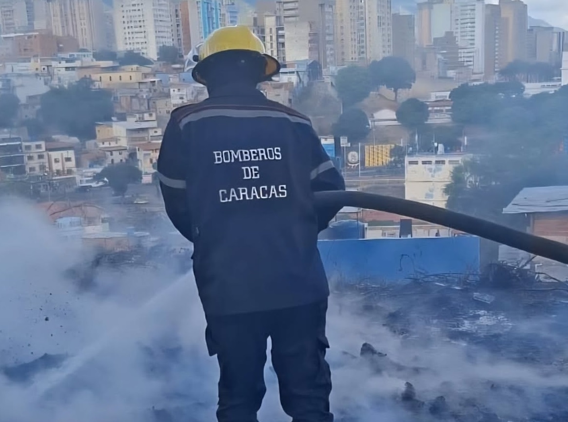 Bomberos mantienen alertas por incendios de vegetación