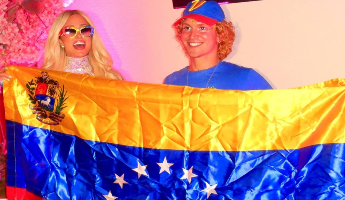 Paris Hilton posa con la bandera de Venezuela y hace viral su cariño por el país (+Video)