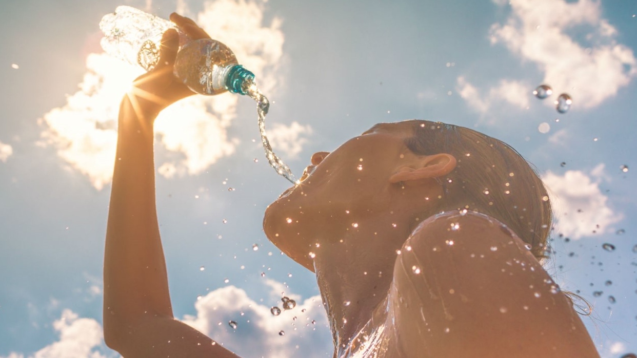 Especialistas de la salud alertan sobre riesgo de deshidratación frente a calor extremo