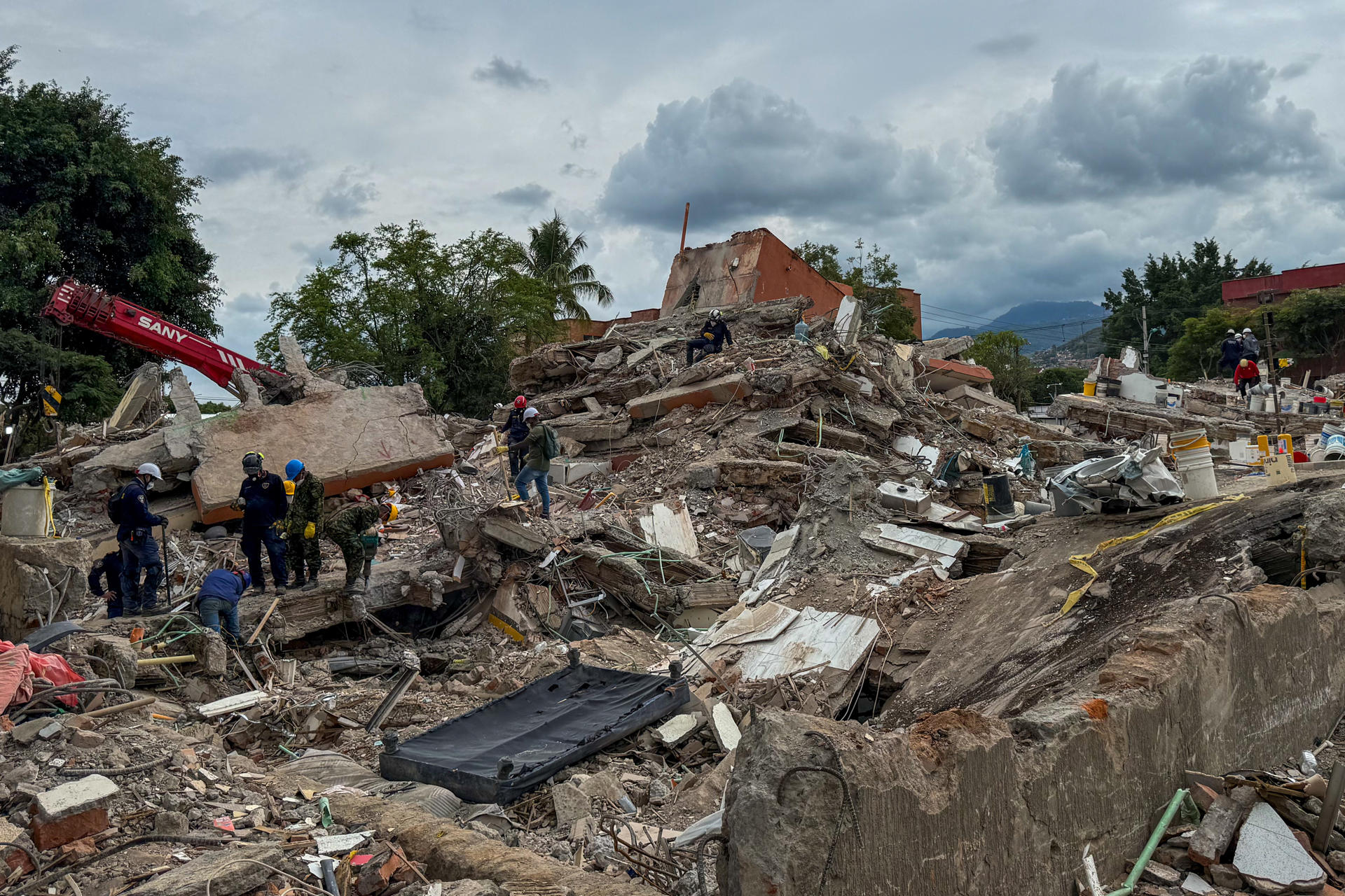 A una semana del terremoto en Colombia, Cali sigue recuperando cuerpos entre los escombros