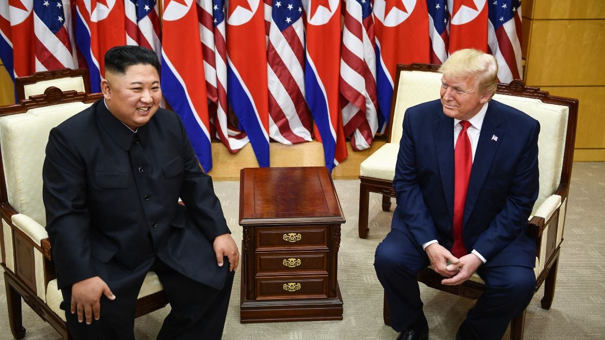 Trump reafirma su amistad con el dictador Kim Jong-un y anuncia reducción de ejercicios militares con Corea del Norte | NTN24.COM