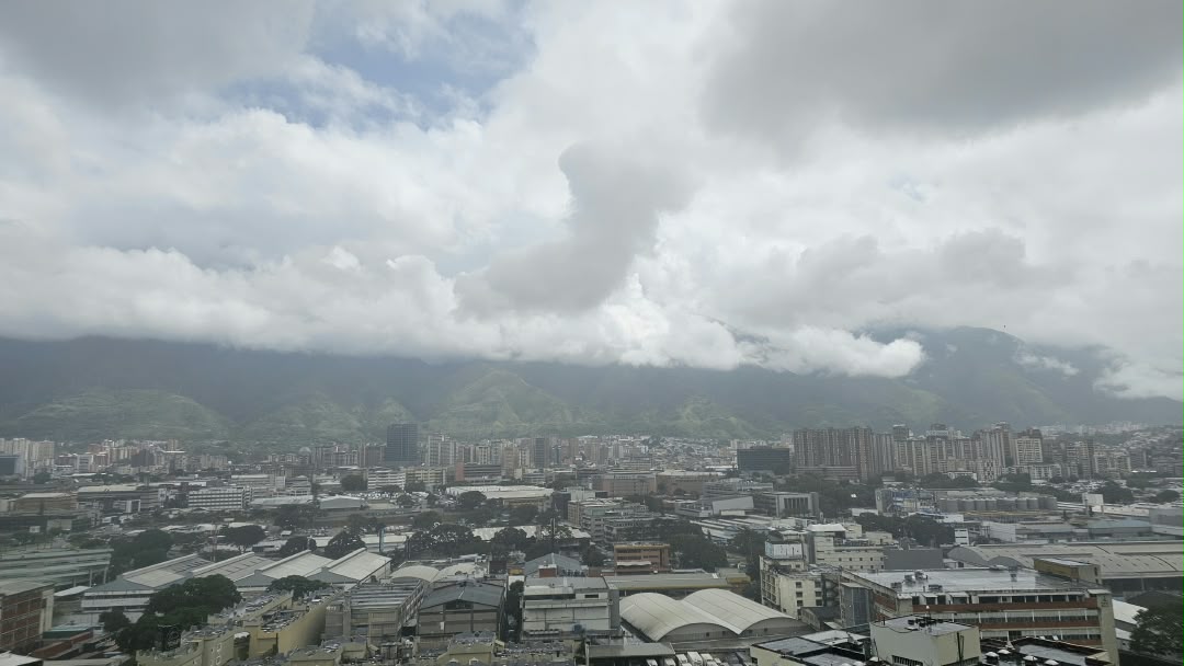 Onda Tropical 38 toca Venezuela y activa lluvias y descargas eléctricas este #17Ago