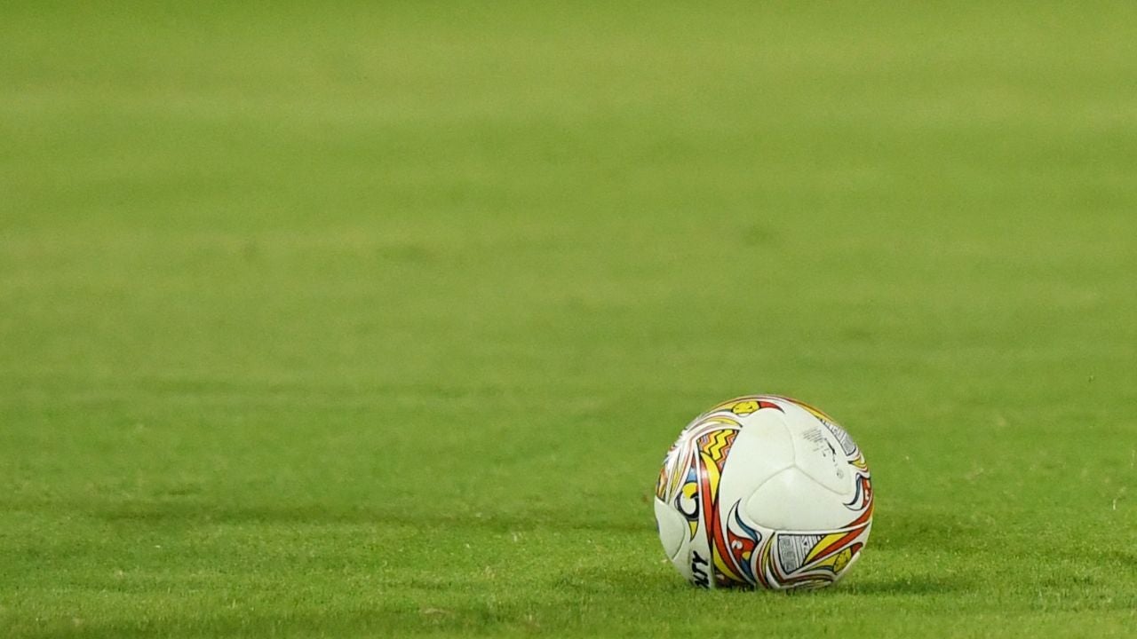 Futbolista con paso por la Selección Colombia jugó fútbol con niños del Chocó en medio de labores de apoyo tras el terremoto | NTN24.COM