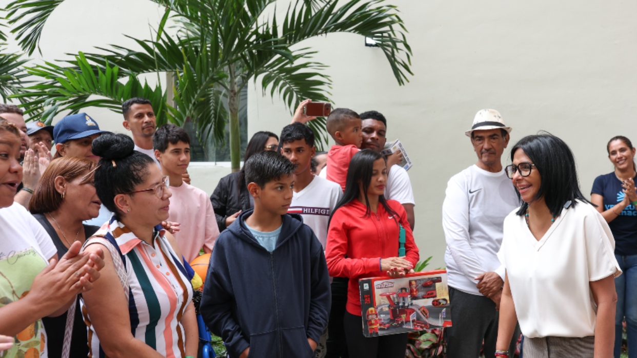 Presidenta Delcy Rodríguez entrega 48 nuevas viviendas a familias afectadas por los sismos en Caracas