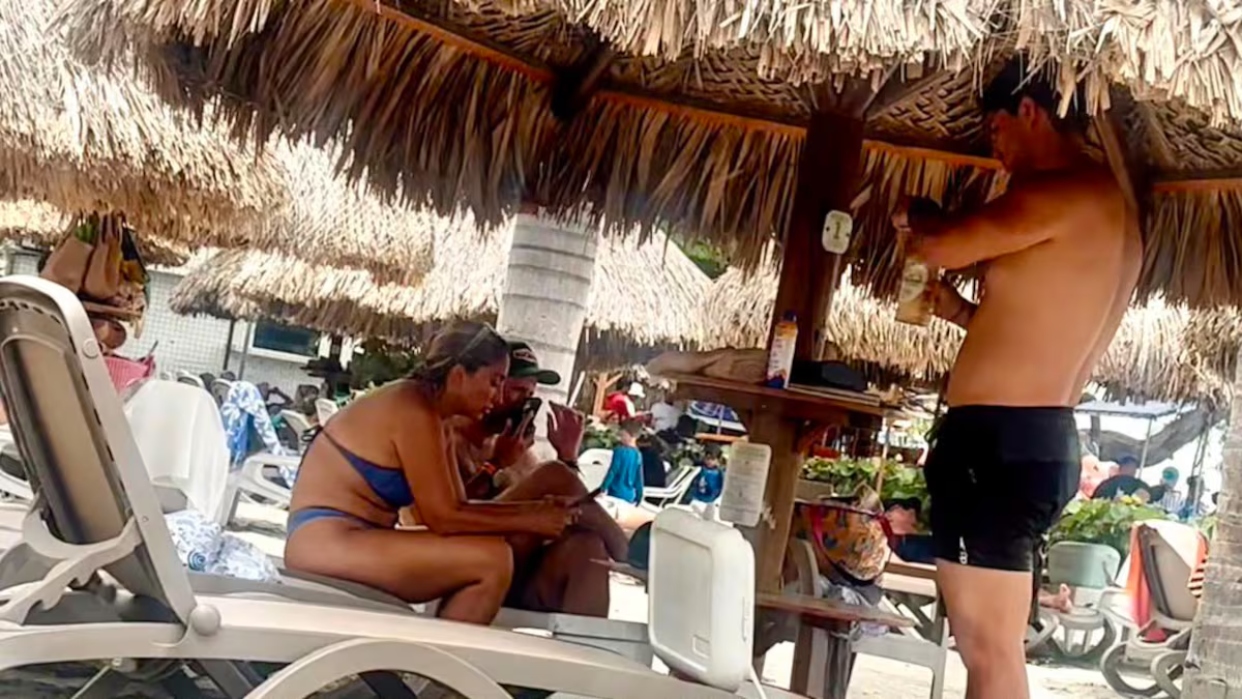 Escándalo en Colombia: Ministro de Vivienda fue visto disfrutando en la playa durante emergencia sísmica