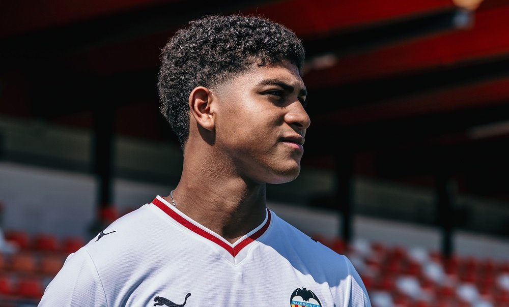 Lateral venezolano Román Davis incorporado el Valencia < El Informador Venezuela